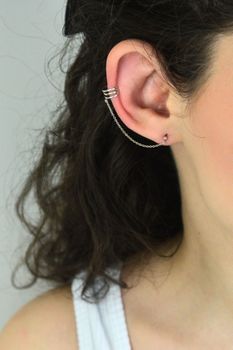 Srebrna nausznica z kolczykiem i łańcuszkiem NAU 07 (2).jpg